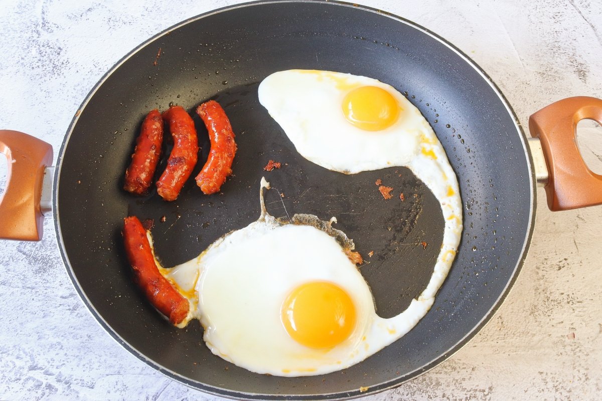 Freír los huevos para los llapingachos