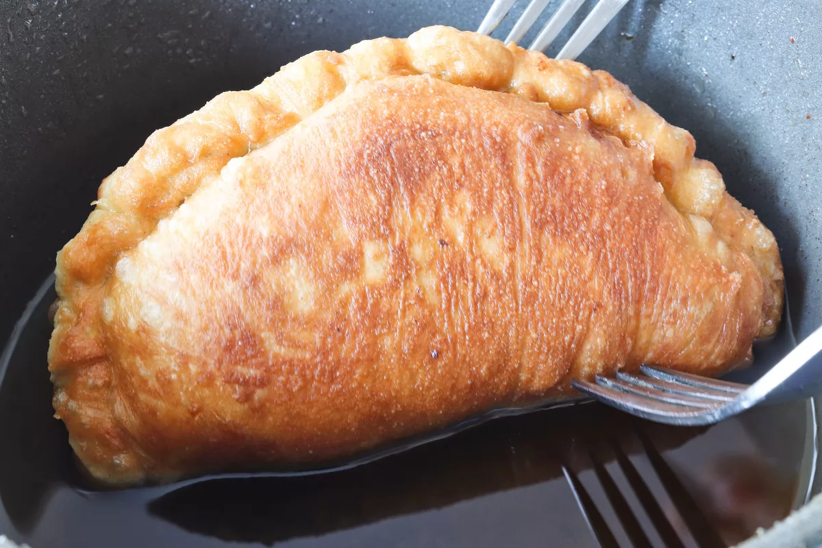 Freír los panzerotti de tomate y mozzarella