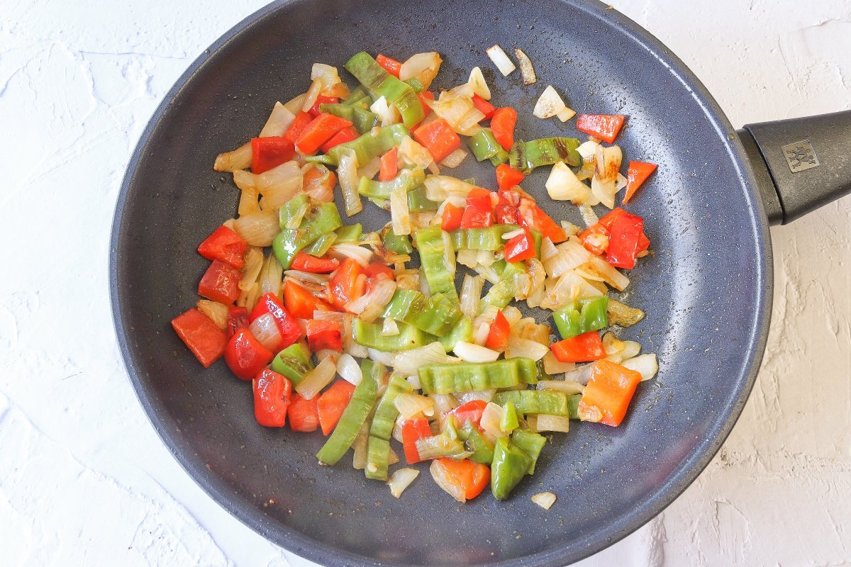 Freír los pimientos para el revuelto campero