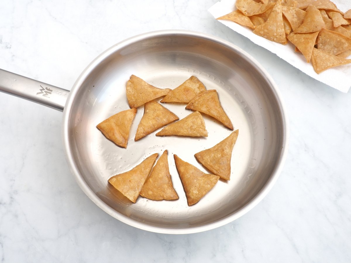 Freír los totopos para los chilaquiles