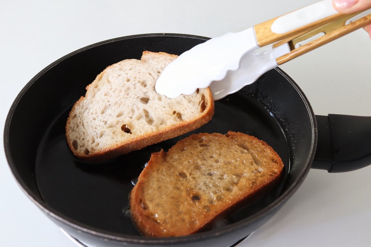 Fry on both sides fried bread