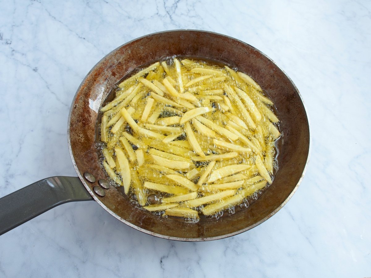 Freír unas patatas fritas de guarnición del entrecot de ternera a la plancha