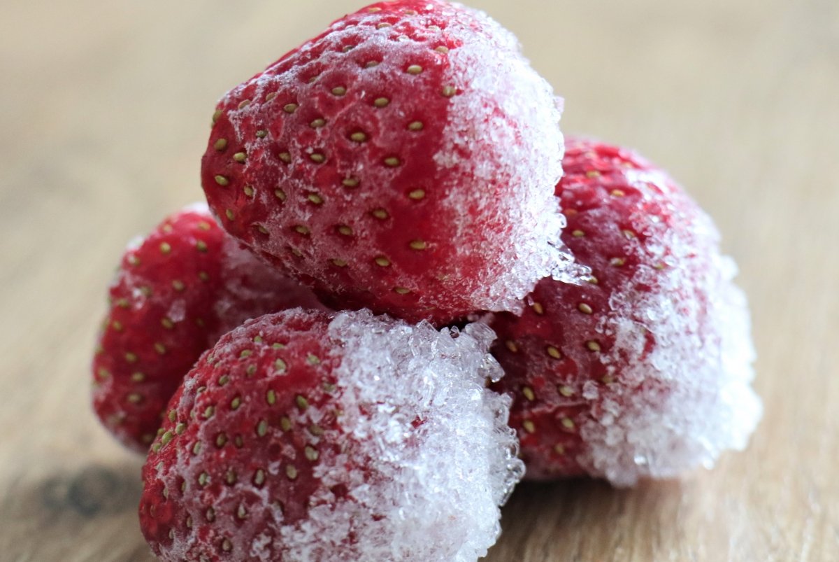 Fresas congeladas con escarcha de hielo