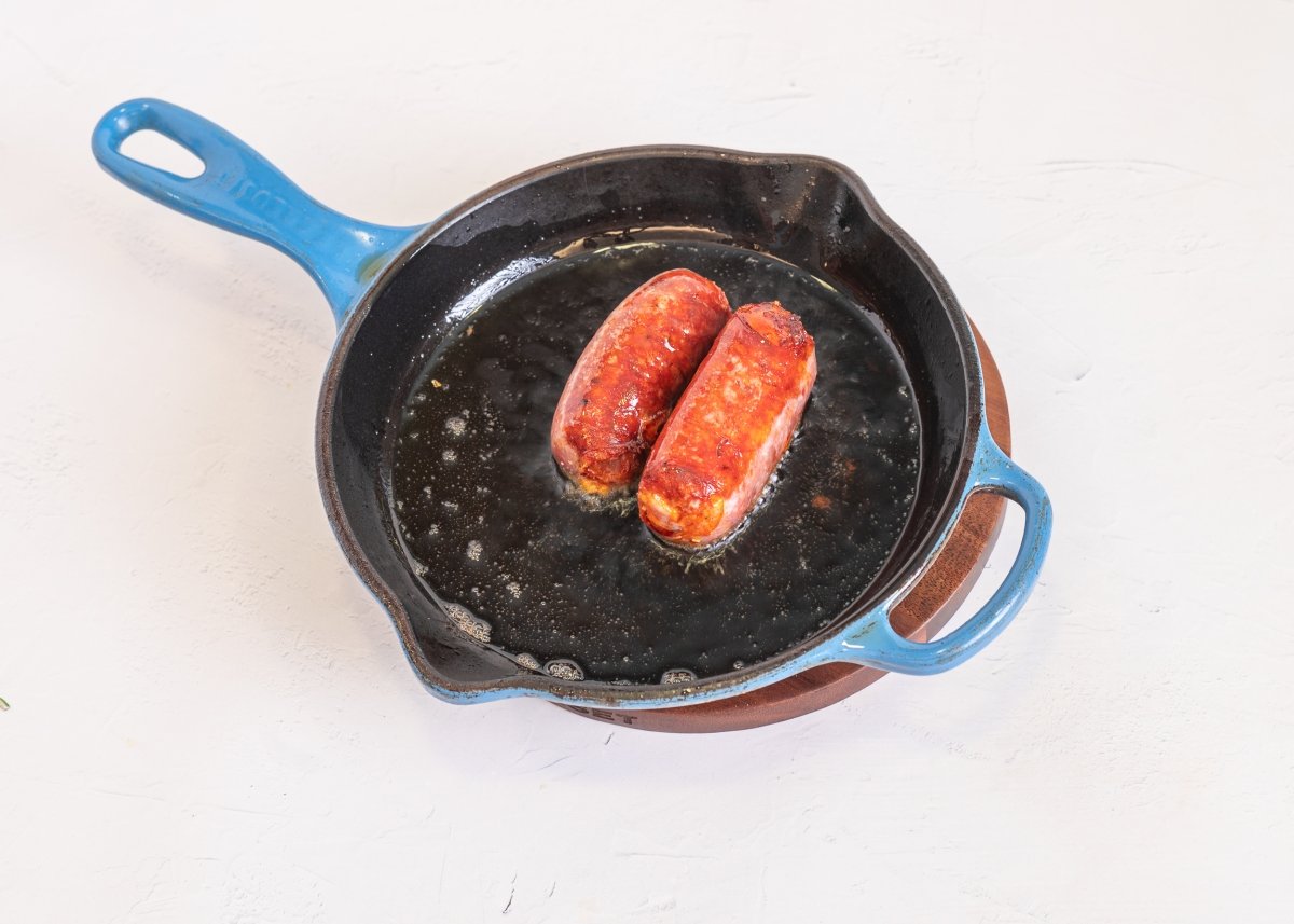 Friendo chorizos para hacer plato de los montes