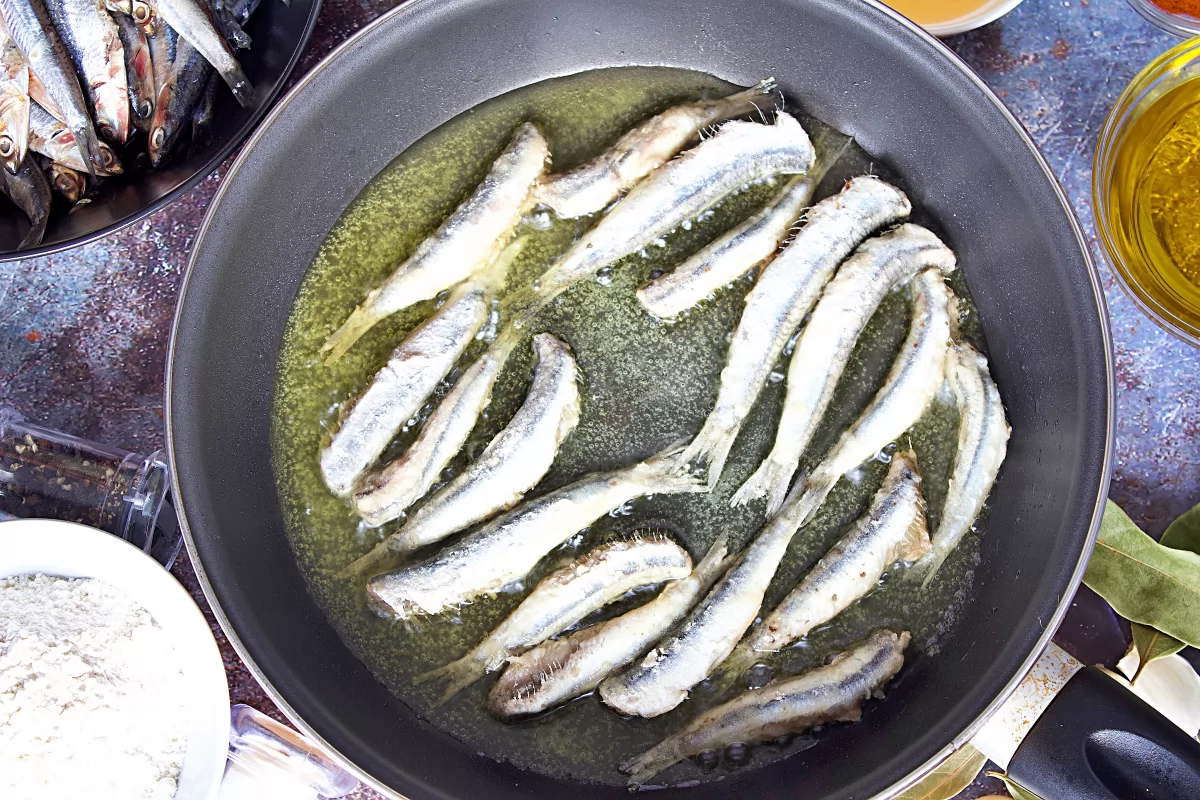 Friendo los boquerones de los boquerones en escabeche