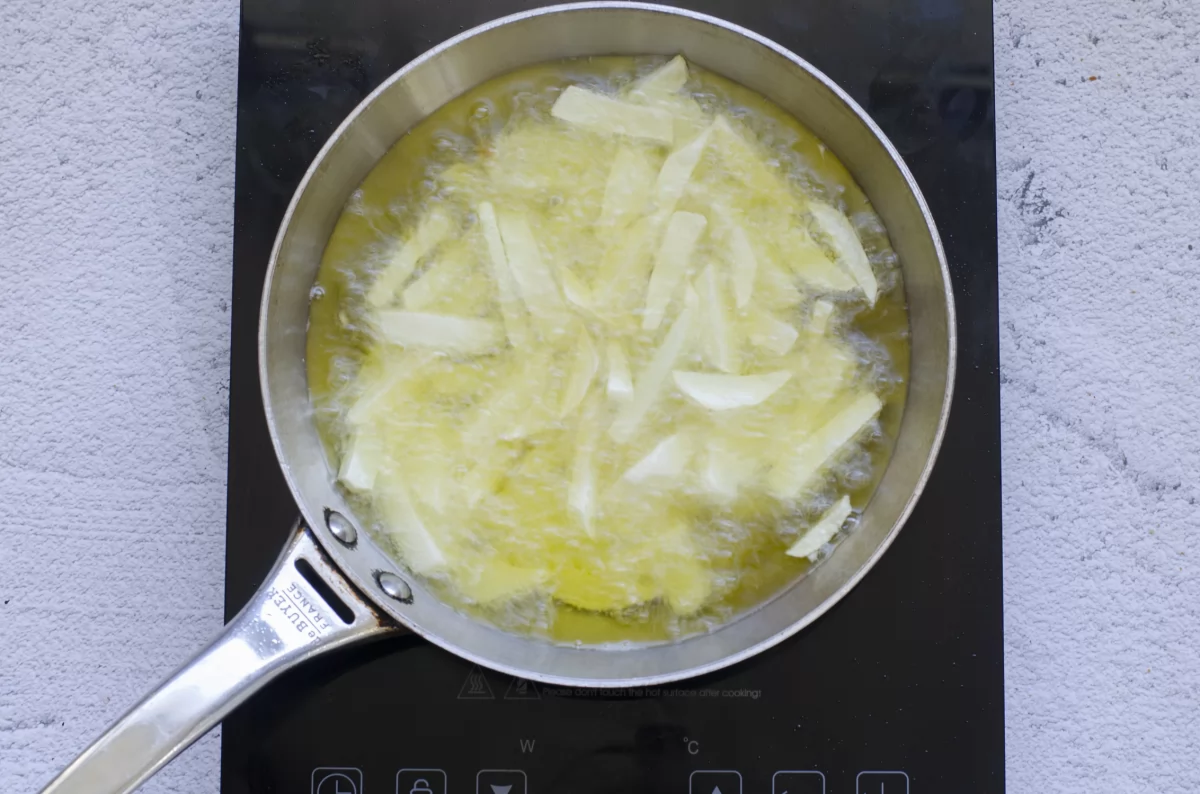 Friendo patatas para acompañar el raxo *