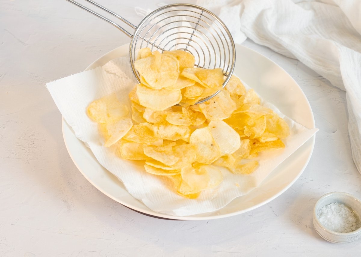 Friendo patatas para hacer huevos rotos con gulas