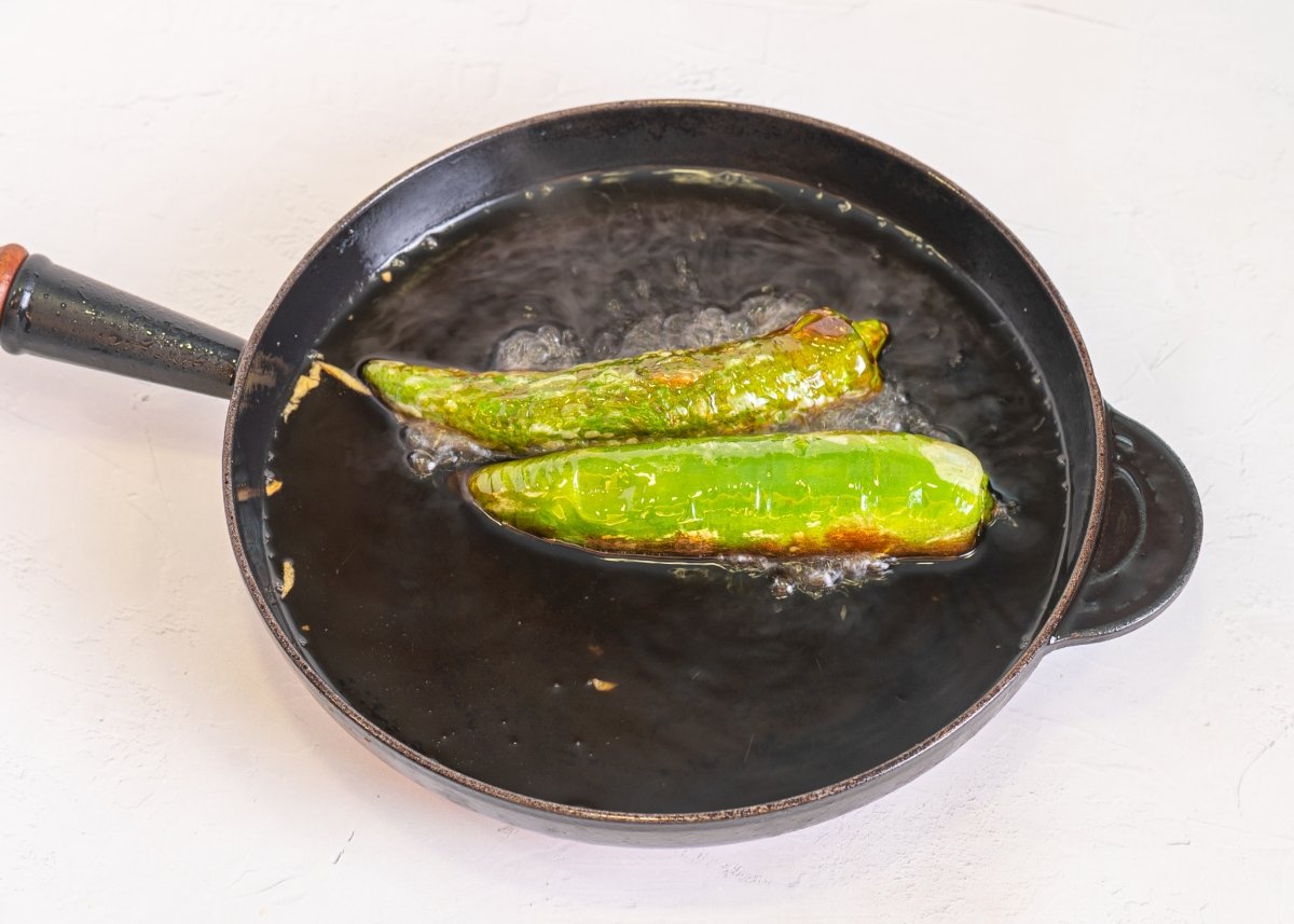 Friendo pimientos para hacer plato de los montes