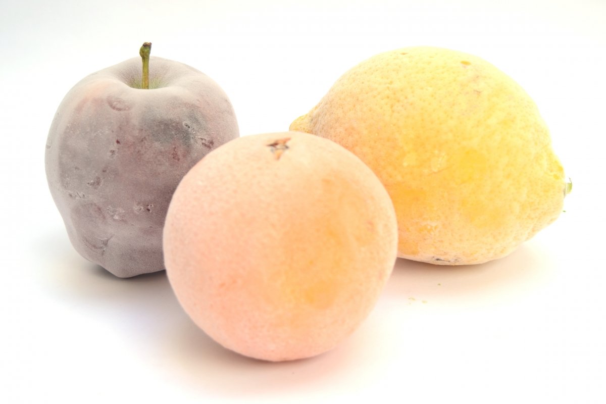 Frutas recubiertas de escarcha tras congelarlas