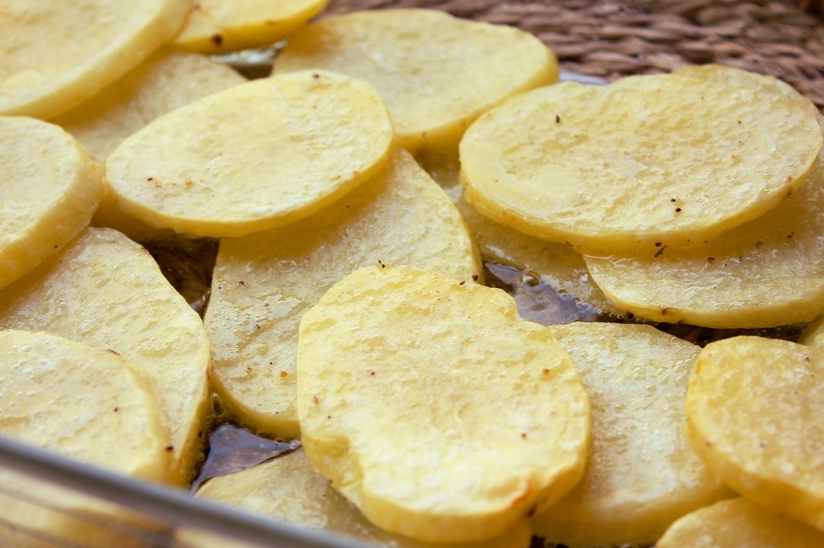 Fuente con las patatas una vez asadas