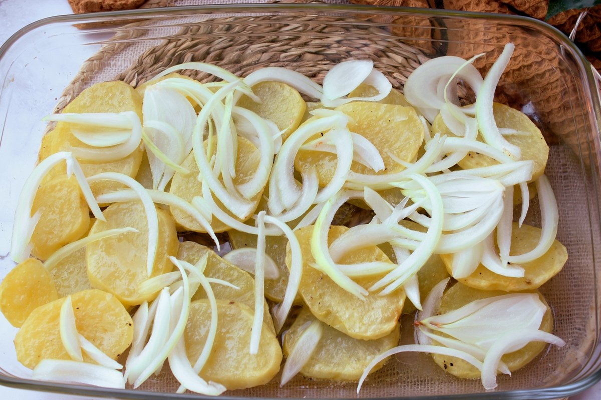 Fuente con las patatas y la cebolla en juliana