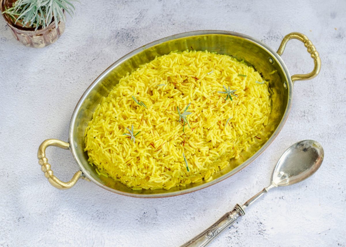 Fuente de arroz al curry lista