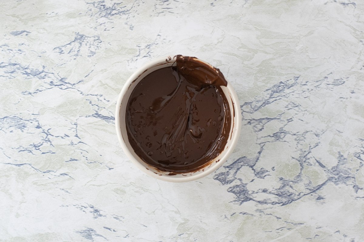 Fundimos el chocolate del brownie de aguacate