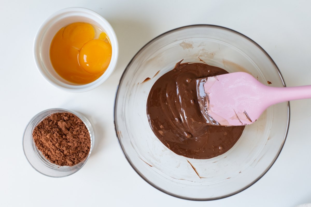 Fundir el chocolate y mezclarlo con el cacao y las yemas