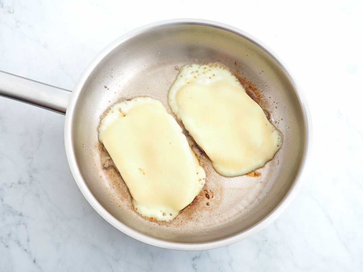 Fundir el queso encima de los filetes
