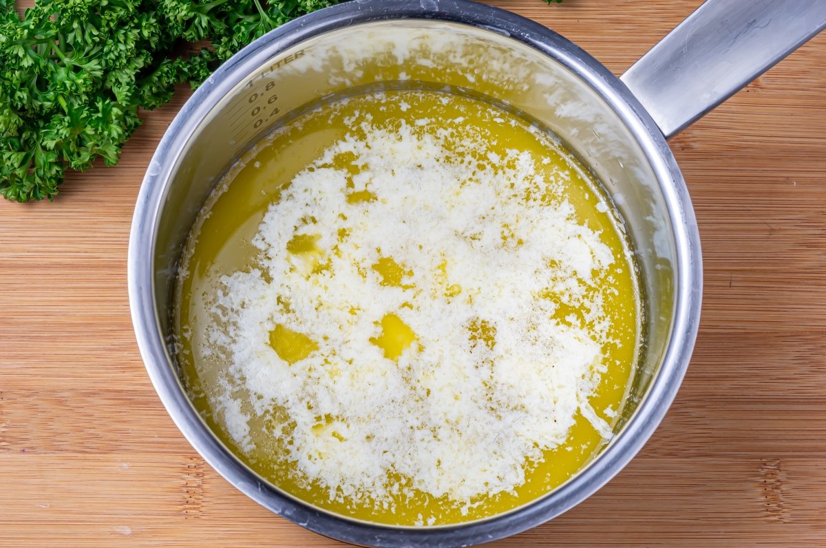 Fundir la mantequilla en un bol y separar las yemas de las claras.