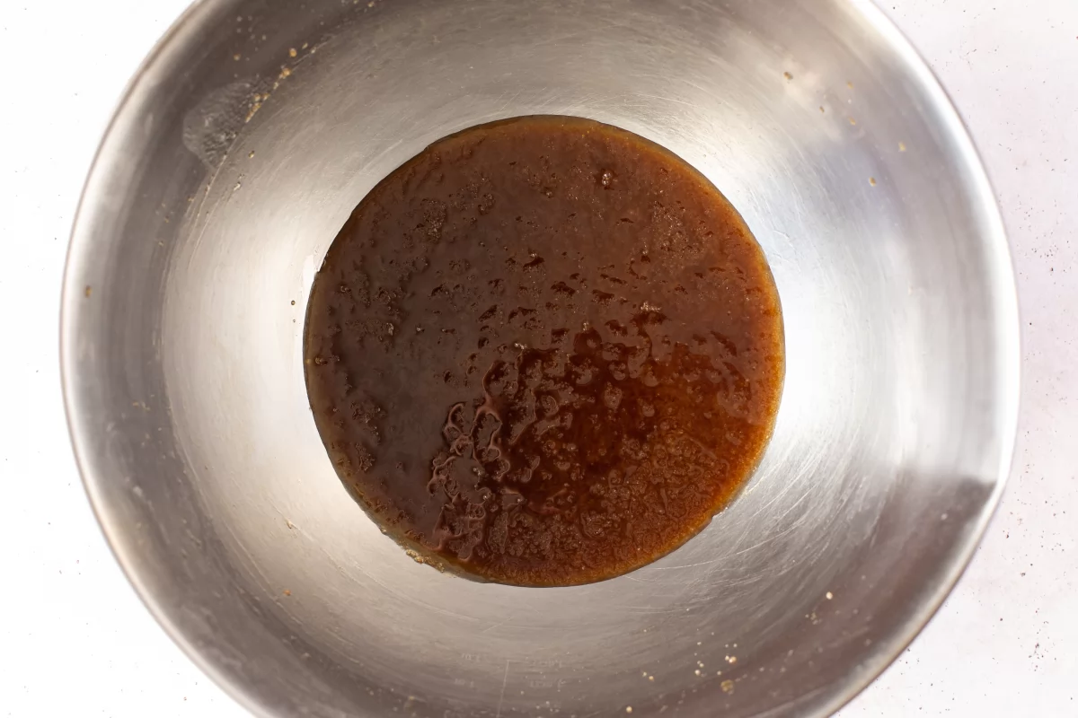 Fundir la mantequilla y añadir el azúcar moreno *