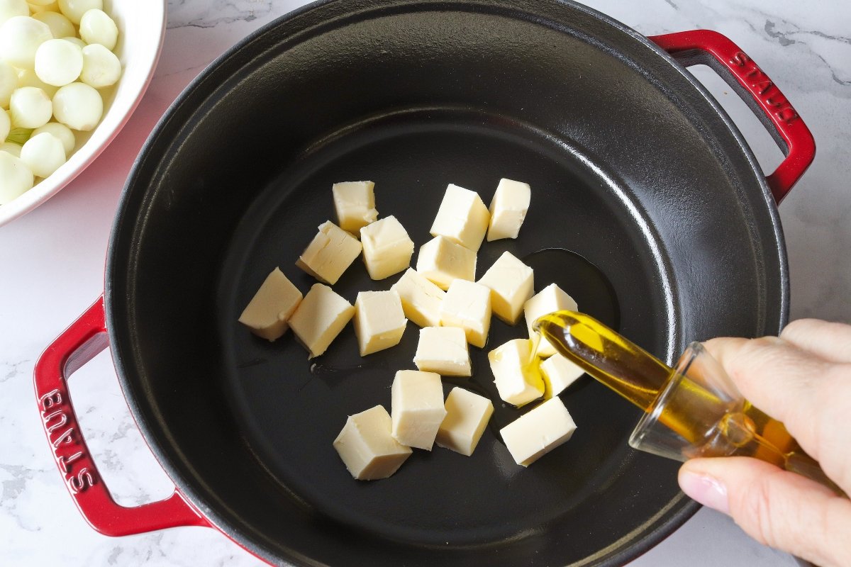 Fundir mantequilla para las cebollitas francesas glaseadas