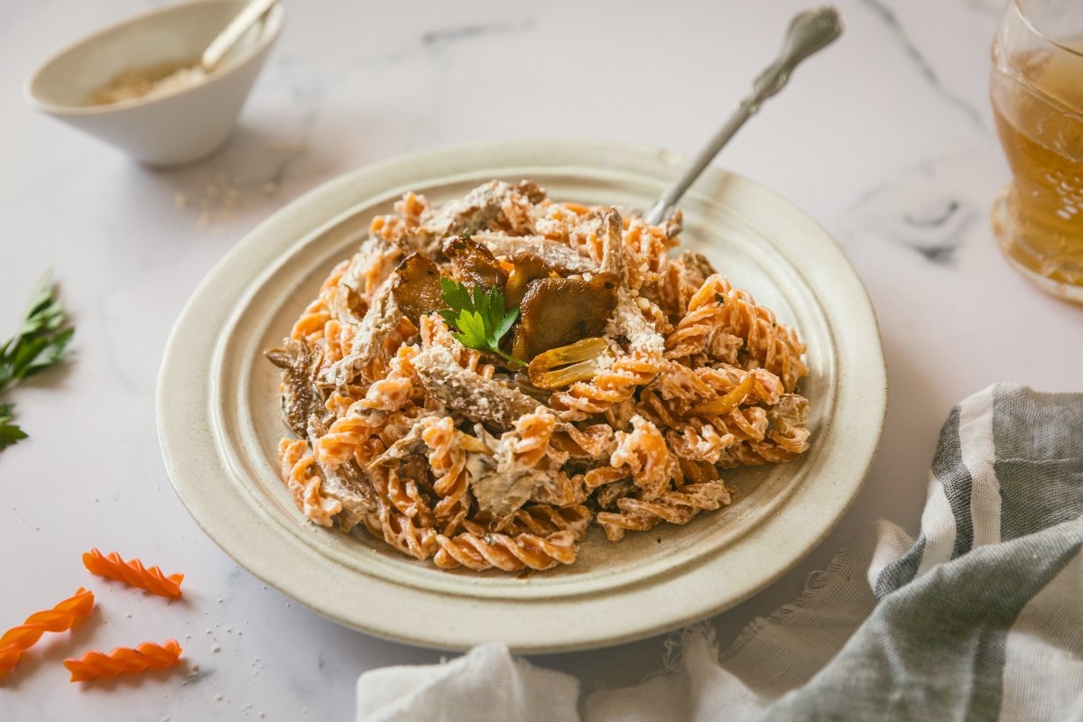 Fusilli de lentejas rojas con queso