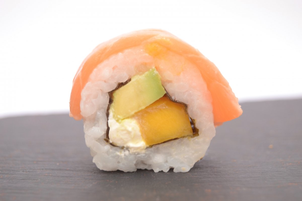 Futomaki de salmón flambeado, mango y maracuyá de Mercadona