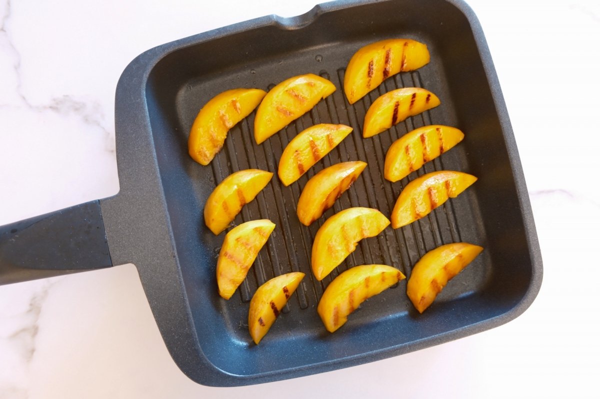 Gajos de melocotón a la plancha