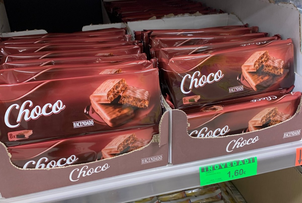 Galletas de chocolate y crema de cacao en una estantería de un supermercado Mercadona