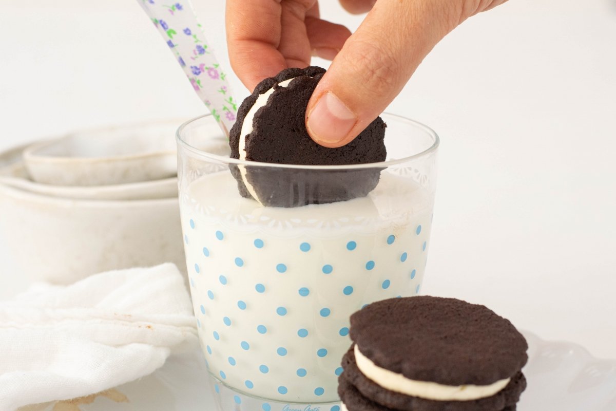 Oreo cookies with a glass of milk