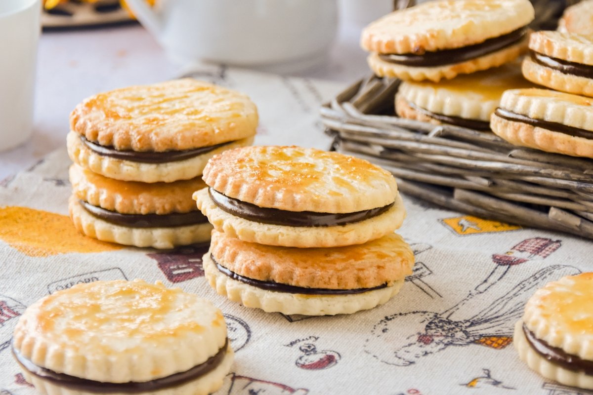 Galletas rellenas de chocolate listas para comer