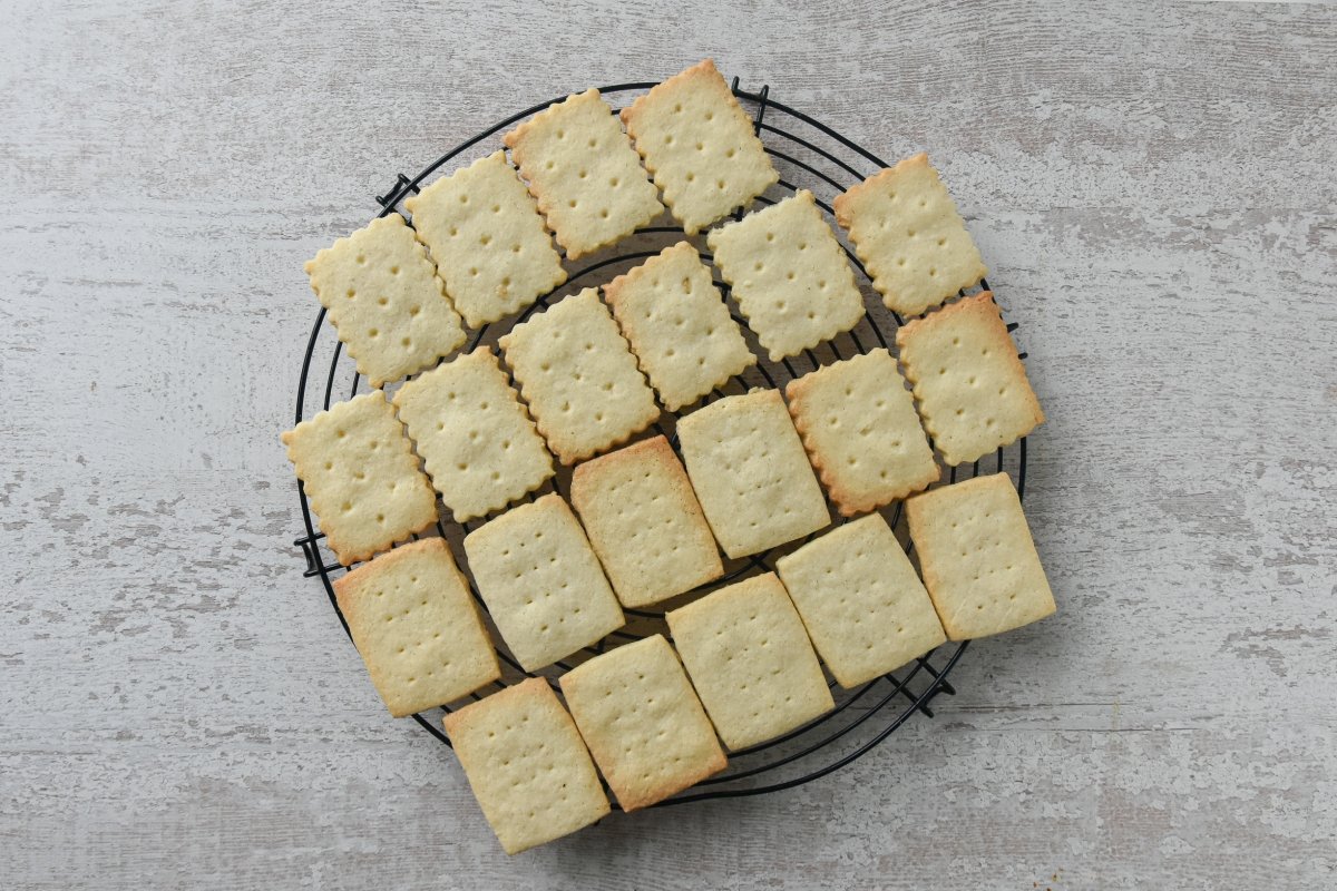 Galletas sin gluten enfriándose sobre la rejilla