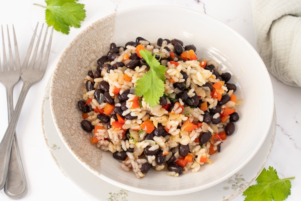 Gallo pinto en el plato