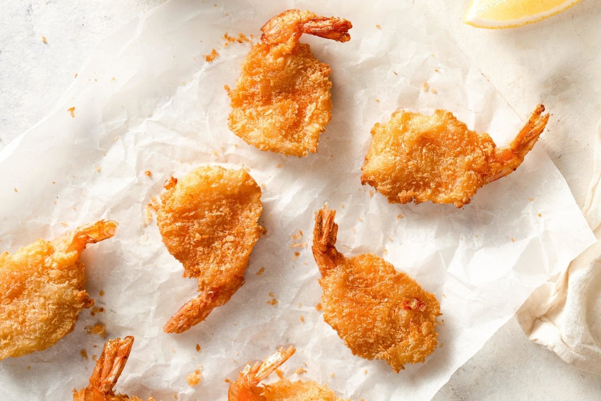 Gambas empanadas y fritas recién sacadas del aceite