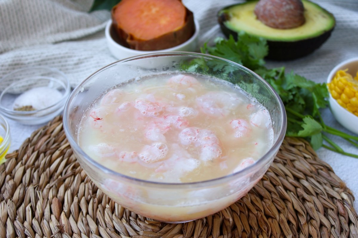 Gambas macerándose en los jugos de los cítricos