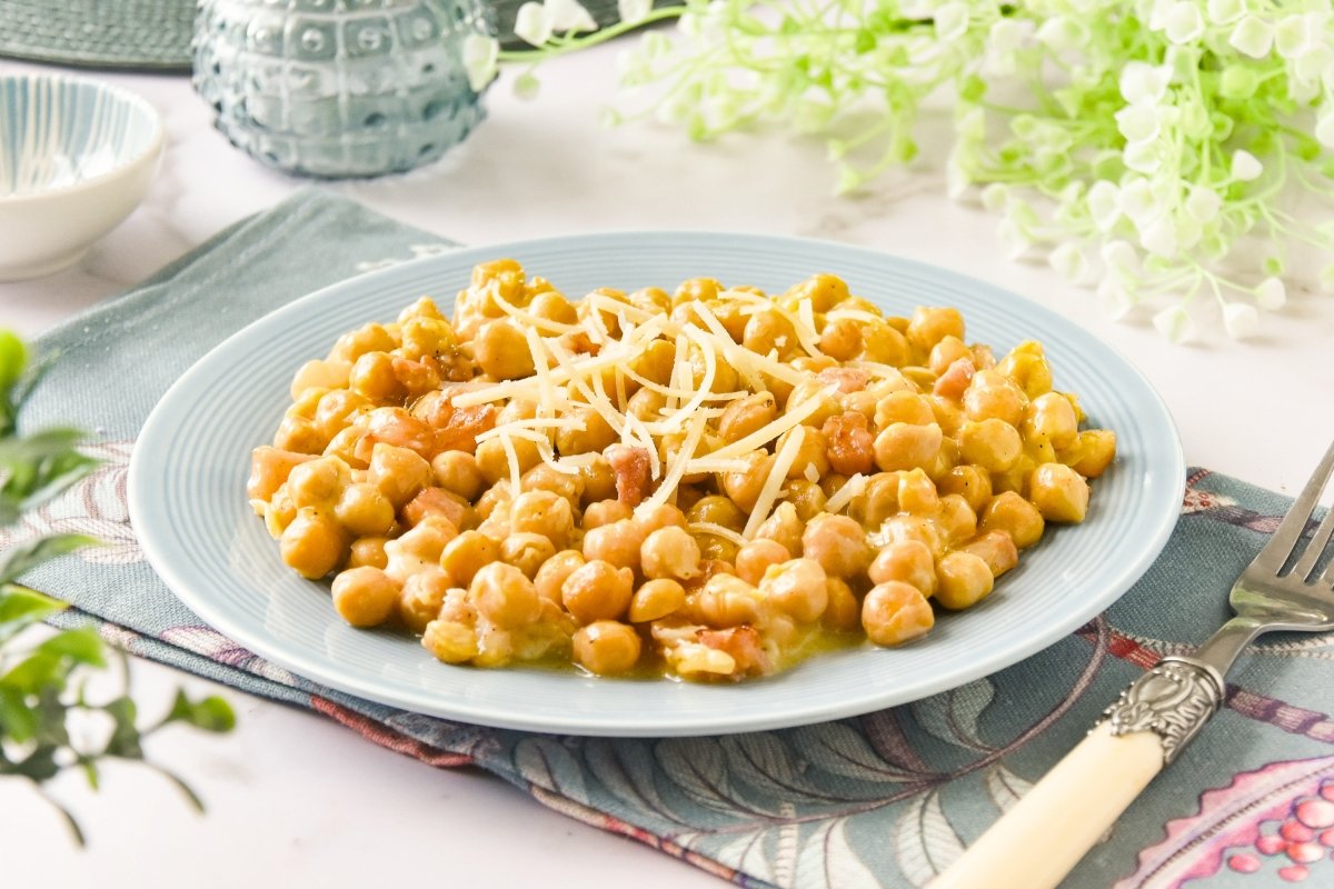 Garbanzos a la carbonara listos para comer