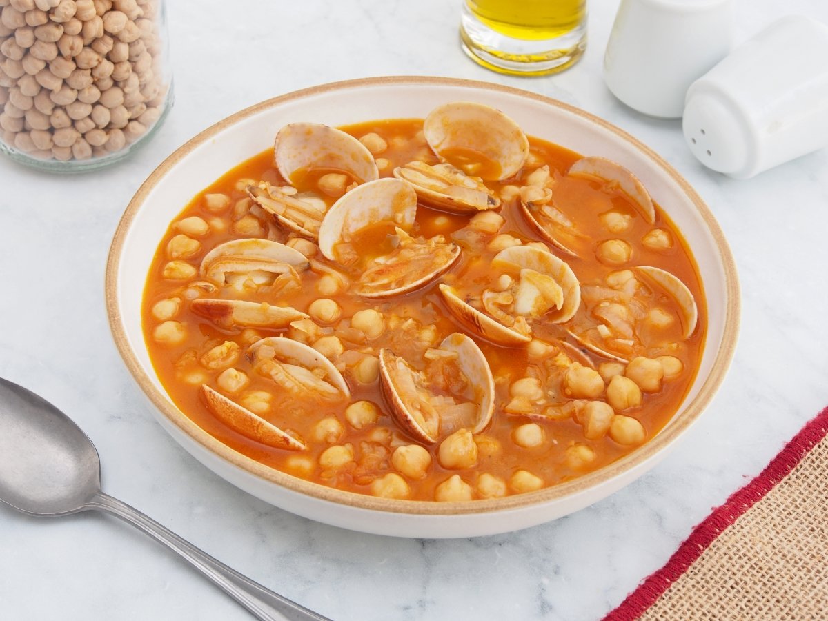 Garbanzos con almejas