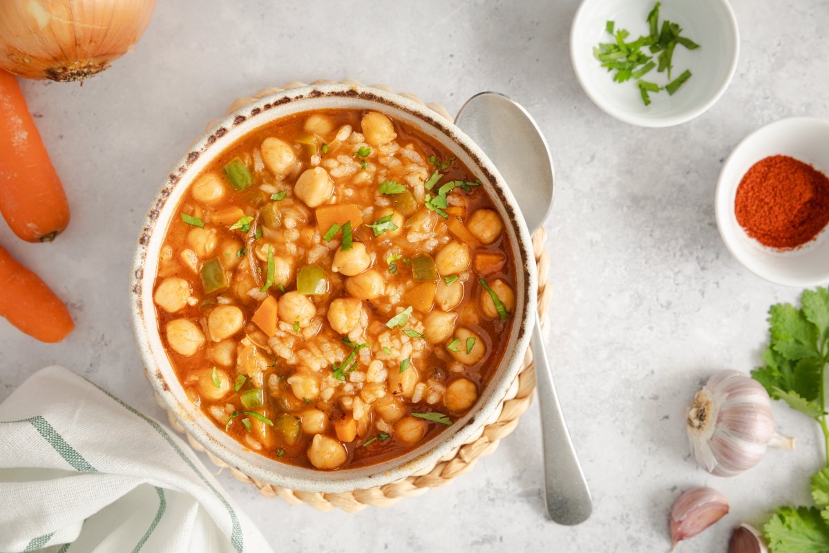 Garbanzos con arroz servidos