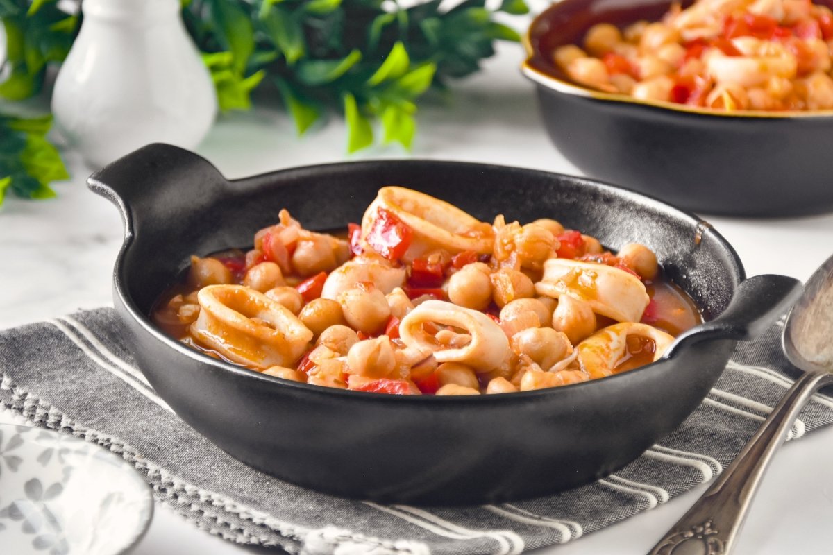 Garbanzos con calamares caseros