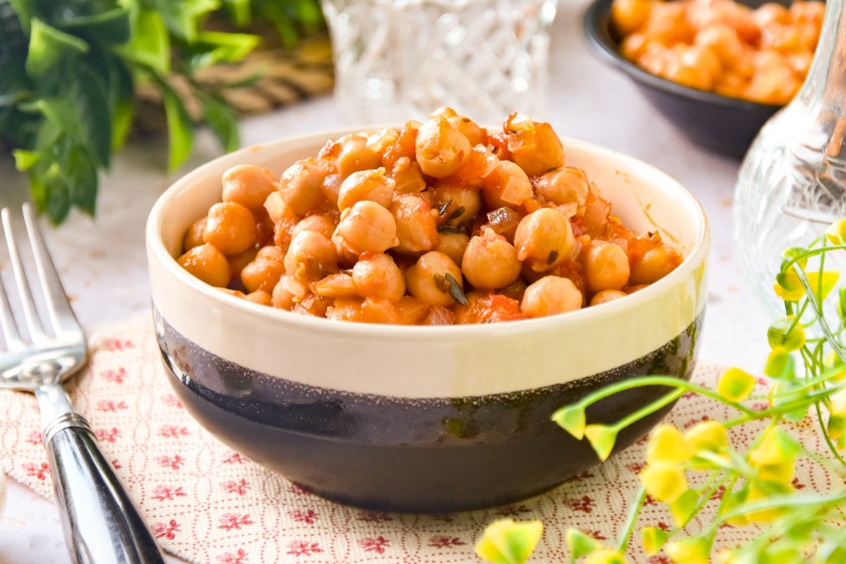 Garbanzos con tomate listos para comer