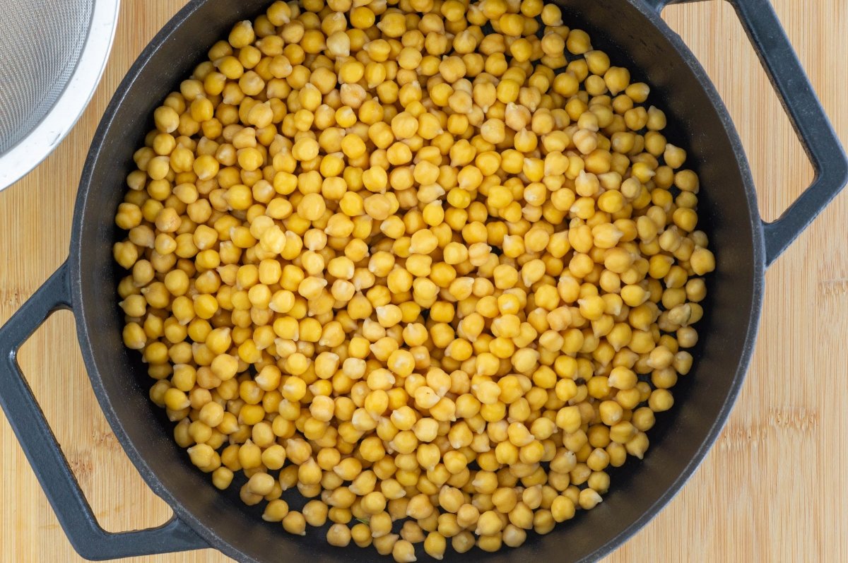 Garbanzos en la olla para el potaje con tagarninas