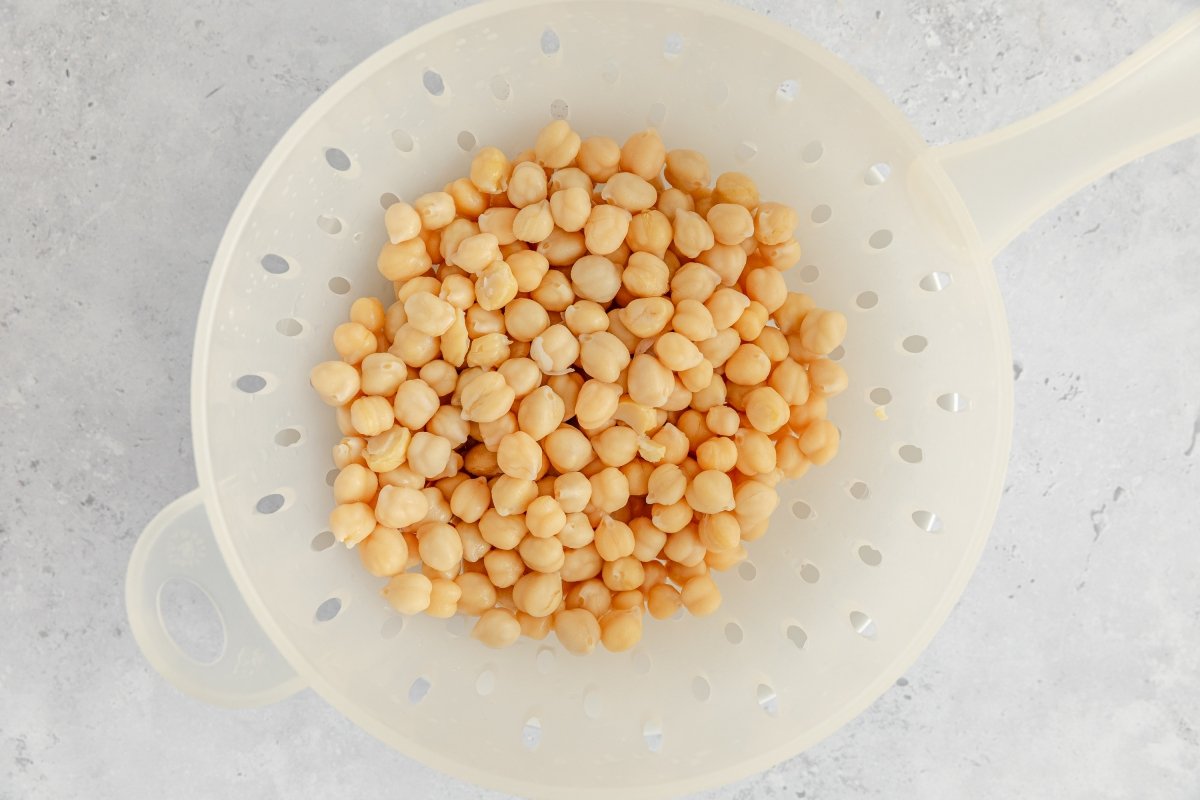 Garbanzos escurridos para el potaje de garbanzos con verduras