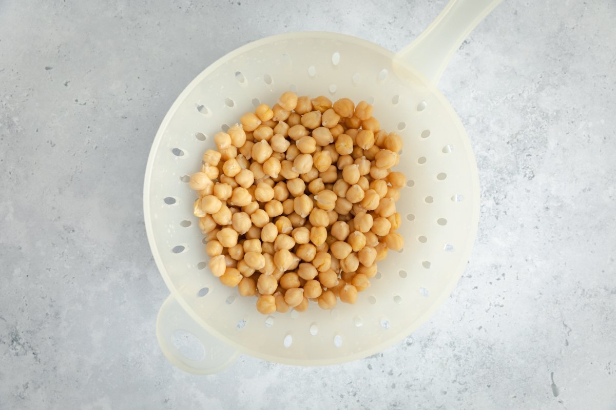 Garbanzos escurridos para los garbanzos con arroz