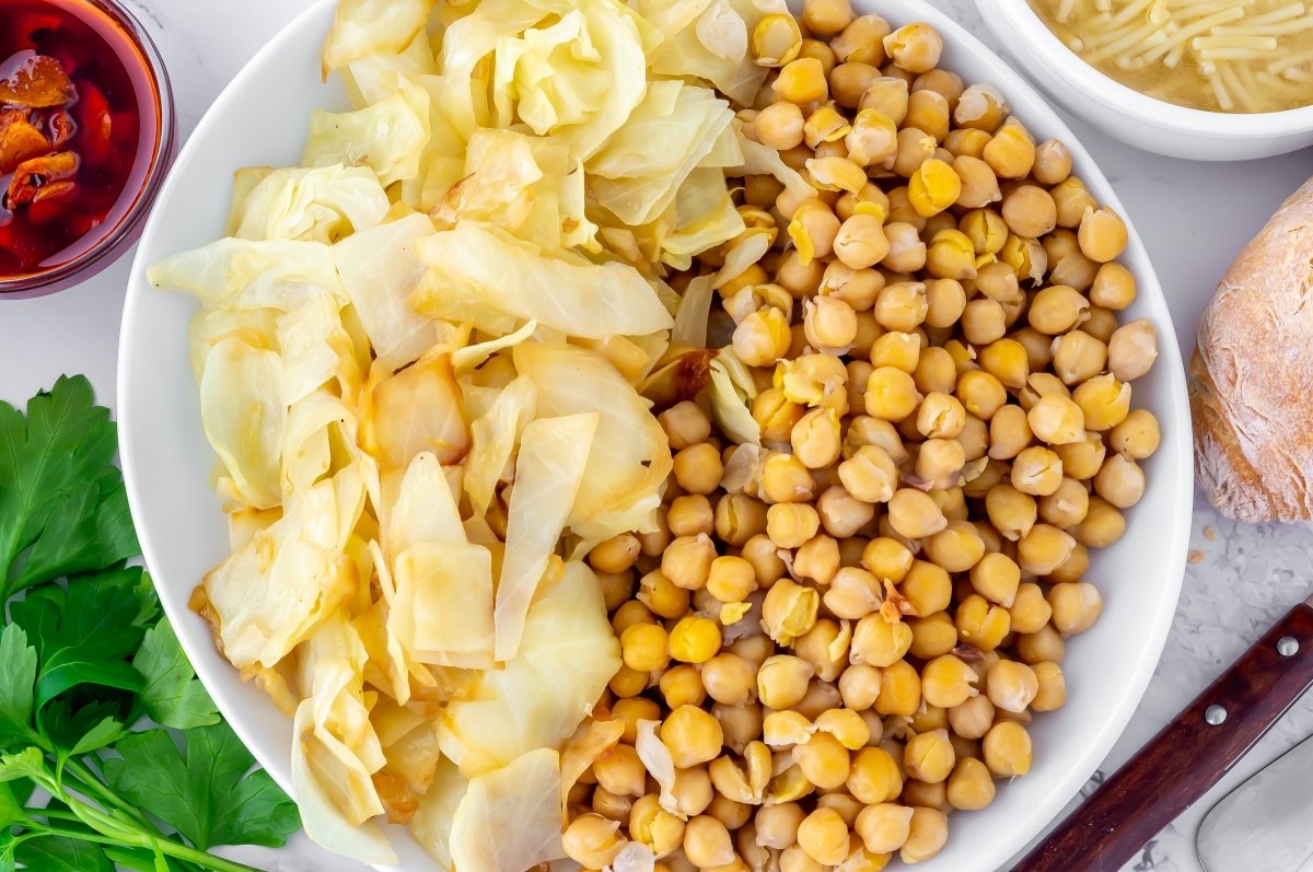 Garbanzos y repollo del cocido maragato