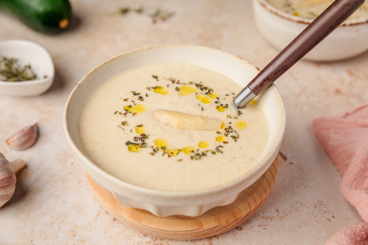 Gazpacho de espárragos servido