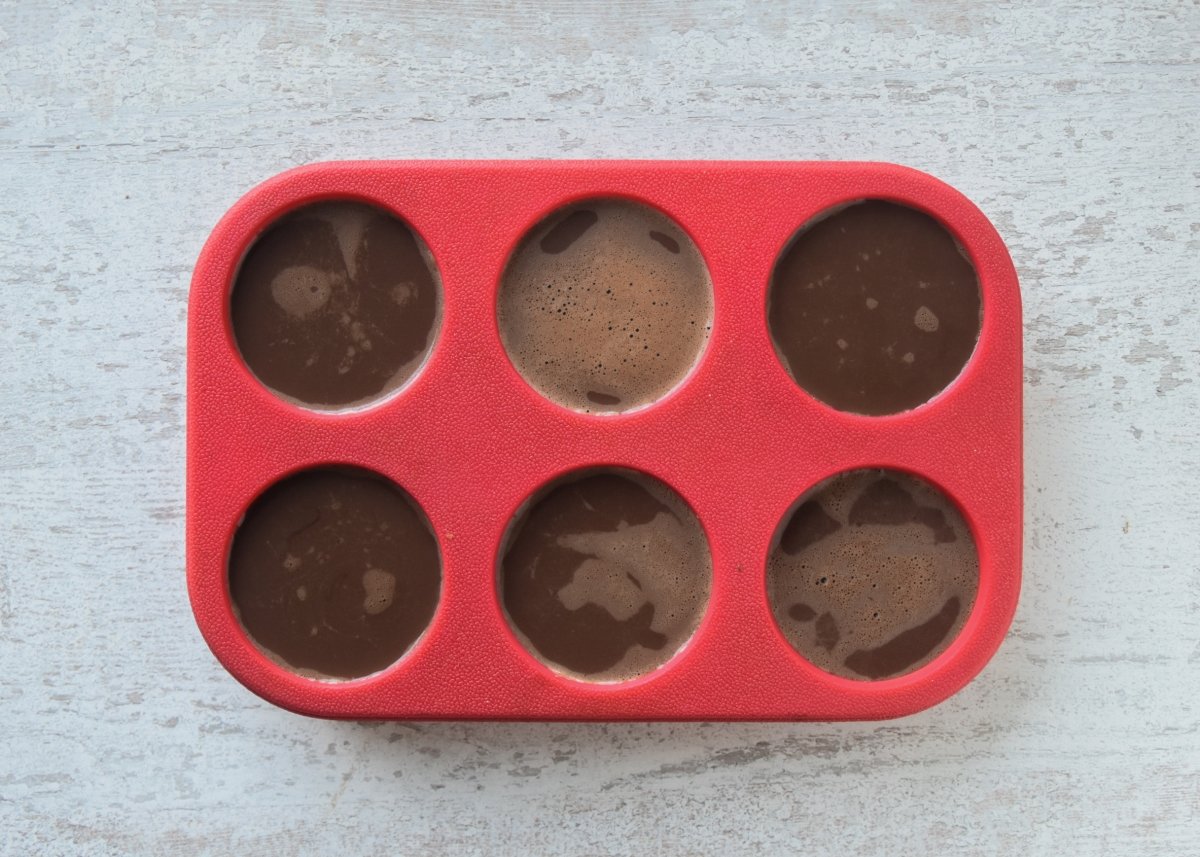 Gelatina de chocolate en el molde, lista para enfriar