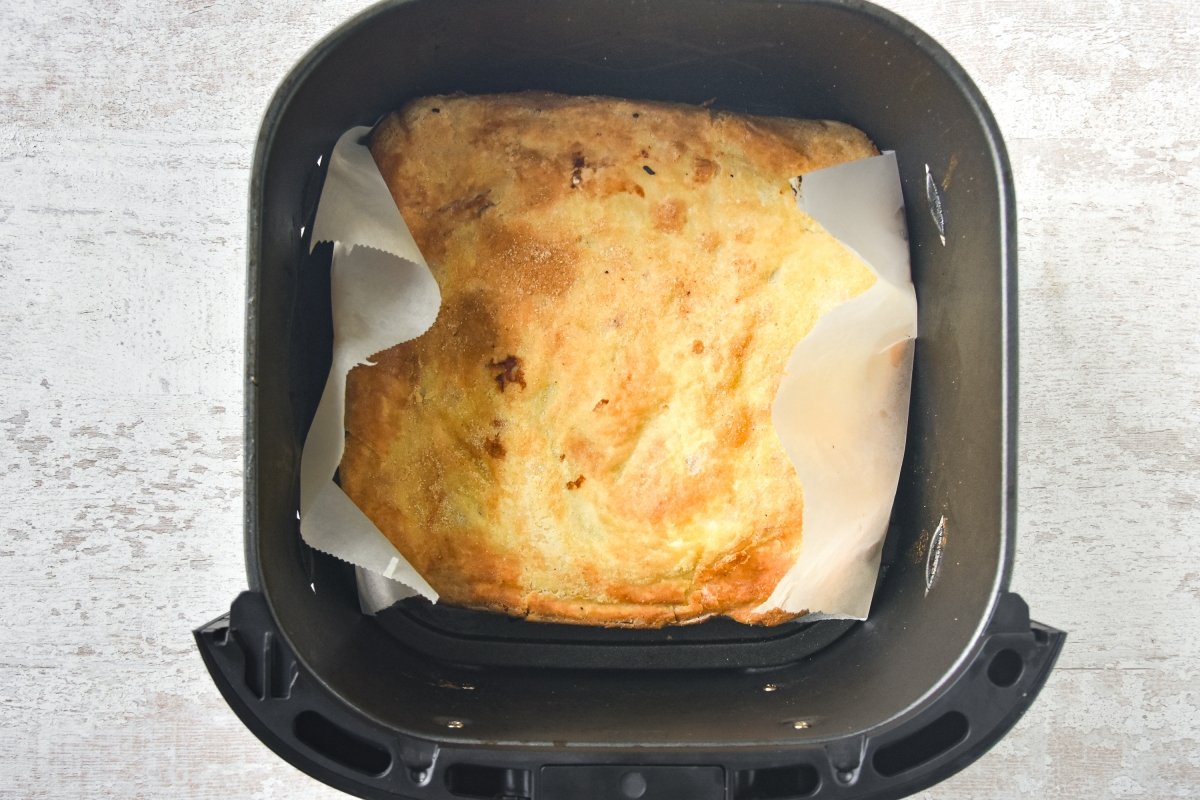 Giramos la empanada para que se haga por debajo