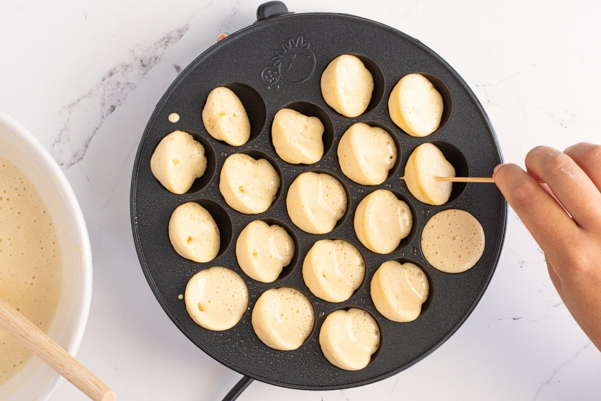 Giramos la masa de los aebleskiver