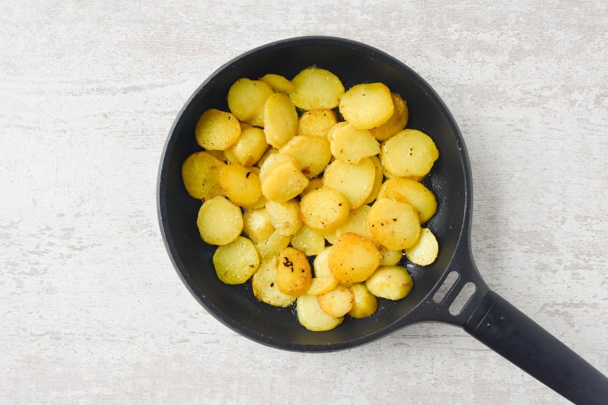 Giramos las patatas y freímos por el otro lado