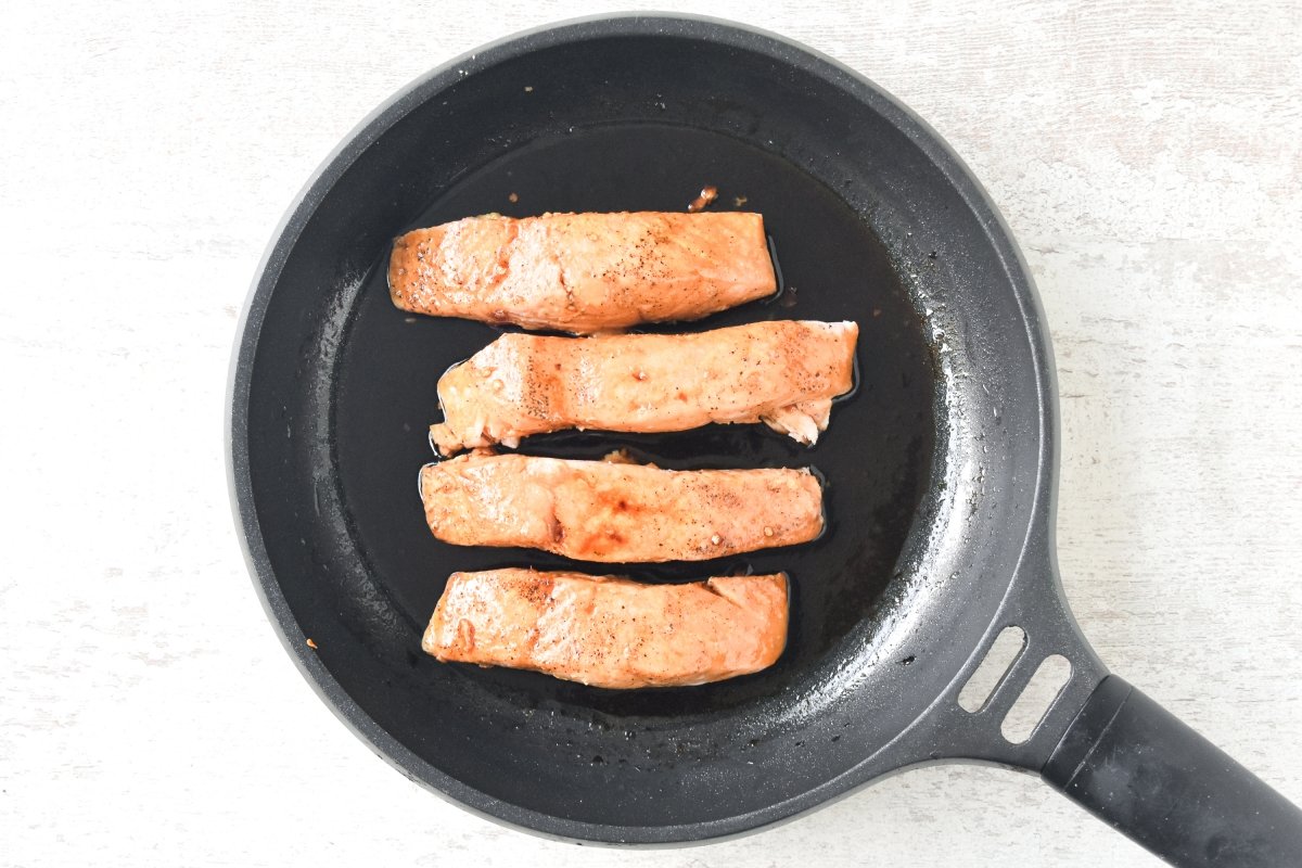 Glaseamos el salmón y cocinamos unos minutos