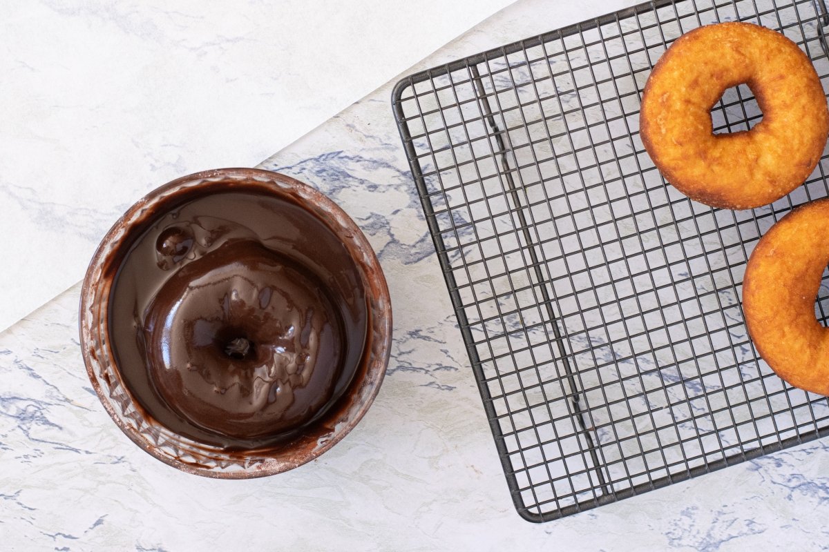 Glaseamos los donuts de chocolate