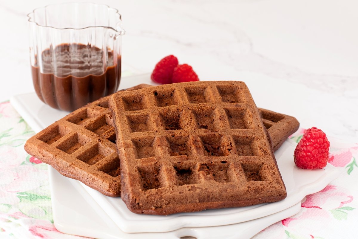 Gofres de chocolate en el plato