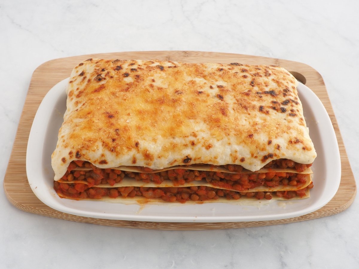 Gratinar la lasaña de lentejas